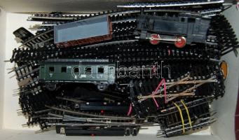 TT vasútmodell: 1 db mozdony + 2 vagon és rengeteg sín