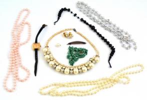 Vegyes bizsu tétel, összesen 8 db. Közte 6 db nyaklánc, 1 kitűző,1 pár fülbevaló.+Benne egy Zaria szovjet mechanikus női karóra, nem működik.