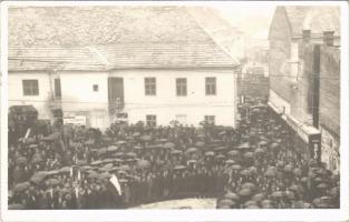 1938 Munkács, Mukacheve, Mukacevo; bevonulás, tömeg az esőben esernyőkkel, Stambul üzlet / entry of ther Hungarian troops, people in the rain with umbrellas, shops. Locker photo