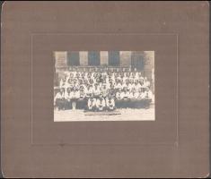 cca 1920 Zsidó lányiskola tablója hátoldalon a tanulók aláírásaival. kartonon Fotó méret 13x17 cm