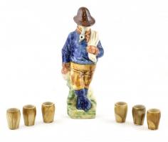 Kézzel festett figurális kerámia pálinkatartásra alkalmas alak, 6 db pálinkás pohárral, lepattanással, kopásokkal, alak: 29 cm, pohár: 5 cm