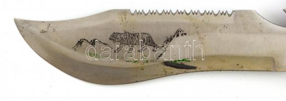 Fa és fém markolatú tőr, pengéjén tigris mintával, bőr tokban, h: 34,5 cm