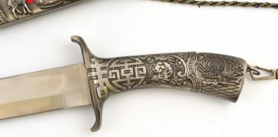 Keleties motívumú tőr, díszes tokban, lánccal, h: 32,5 cm
