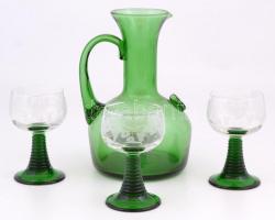 Fújt zöld üveg kancsó, 3 db szőlőmintás üvegpohárral, kis kopásnyomokkal, m: 11,5 és 20 cm