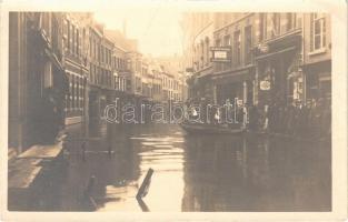 Venlo (Limburg), flooded street, boat, shops. Paul Pellens v. h. Gebr. Janssen photo (EK)