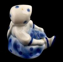 Zsolnay ülő kislány. Kézzel festett, jelzett, hibátlan. 7 cm