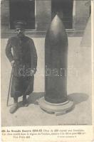 1915 Le Grande Guerre 1914-15. Obus de 420 exposé aux Invalides. Cet obus tombé dans la region de Verdun / WWI French military, 420mm shell next to an disabled soldier (EK)