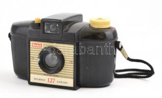cca 1953 Kodak Brownie 127 bakelit fényképezőgép, jó állapotban / Vintage Kodak bakelite camera in good condition