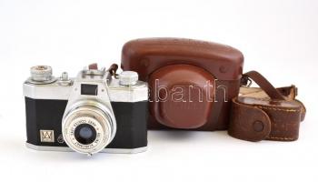 cca 1960 Halina PET kisfilmes fényképezőgép, eredeti bőr tokjában, működőképes, szép állapotban / Vintage Halina camera in good, working condition, with original leather case