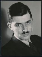 cca 1933 Kinszki Imre (1901-1945) budapesti fotóművész hagyatékából, jelzés nélküli, vintage fotó (A szerző önarcképe), 11,8x8,8 cm