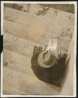 1931 Kinszki Imre (1901-1945) budapesti fotóművész hagyatékából, aláírt, a szerző által feliratozott és datált, vintage fotó (Lépcsőn ülő), 6x4,5 cm