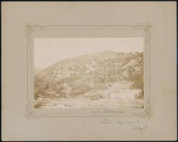 1899 Foča (Bosznia-Hercegovina) látképe a keleti kaszárnyával (K. u. K. Ost-Kaserne), 1899. május 20., egy itt állomásozó magyar katona bejegyzéseivel feliratozva, a hátoldalán: Hlavina-Brdo, fotó kartonon,10x15 cm/  1899 View of Foča (Bosnia-Herzegovina) with the "K. u. K. Ost Kaserne", 20th may 1899., with notices of a Hungarian soldier, on the back: Hlavina-Brdo, photo on board, 10x15 cm.