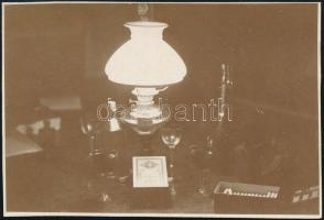 cca 1942 Thöresz Dezső (1902-1963) békéscsabai gyógyszerész és fotóművész hagyatékából, jelzés nélküli  vintage fotó (Csendélet lámpával), 5,5x8 cm