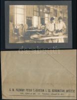 cca 1910 Boncolást végző orvosok, a Pázmány Péter Tudomány Egyetem Kórbonctani Intézetének borítékjában fellelt, vintage fotó, 7,2x11,4 cm, karton 9x13 cm