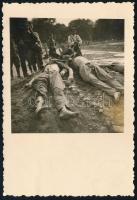 cca 1917 Harctéri áldozatok, vintage fotó, 9x6 cm