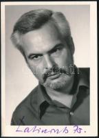 Latinovits Zoltán (1931-1976) Kossuth- és Jászai Mari-díjas magyar színész aláírása az őt ábrázoló fotón, 10,5x7,5 cm