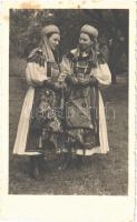 Szlovák folklór, lányok népviseletben / Slovak folklore, girls in traditional costumes. photo (fl)