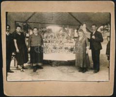 cca 1910 Mézeskalács készítők sátra és termékei egy falusi vásárban, vintage fotó, 8x12 cm, karton 10,9x13 cm