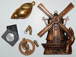 6 db vegyes réz dísz + 1 db Chinoin hordozható hamutartó