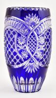 Kék kristály váza vadász motívummal. Néhány apró karccal 20,5 cm