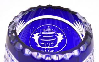 Kék kristály váza vadász motívummal. Néhány apró karccal 20,5 cm