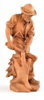 Favágó, faragott fa szobor, m: 25 cm
