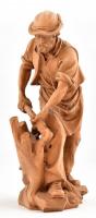 Favágó, faragott fa szobor, m: 25 cm