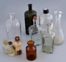 10 db-os nagy üvegtétel, közte orvosi és karaf üvegek, m: 9 - 24 cm közötti méretekben