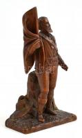 Vadász figura, faragott fa, kis kopásnyomokkal, m: 10,5 cm