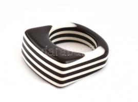 Fekete-fehér csíkós retro műanyag gyűrű, méret: 52