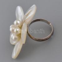Tenyésztett, virág alakú gyöngy gyűrű, állítható mérettel