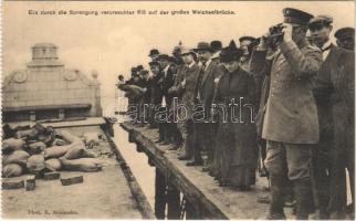 Ein durch die Sprengung verursachter Riß auf der großen Weichselbrücke / WWI German military, damaged Vistula bridge in Warsaw (Warszawa). Phot. R. Sennecke (from postcard booklet)