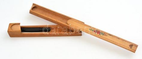 Virágmintás fa tolltartó, 2 db tollal, h: 23 cm
