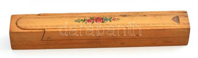 Virágmintás fa tolltartó, 2 db tollal, h: 23 cm