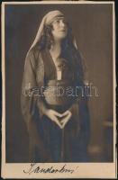 Sándor Erzsi (1885-1962) opera-énekesnő aláírása őt ábrázoló fotón