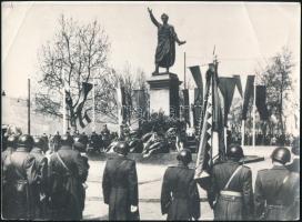 1954 Március 15-diki ünnepség a Petőfi-szobornál rákosista katonákkal, utólagos előhívás, hátoldalon feliratozva, felületén törésnyom, 18×24 cm
