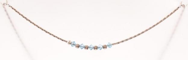 Ezüst(Ag) nyaklánc, kék gyöngyökkel, jelzett, h: 38 cm, bruttó: 4,44 g