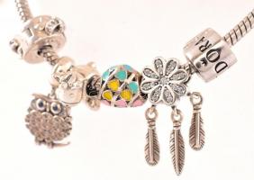 Ezüst(Ag) karkötő, 6 db charmmal, Pandora jelzéssel, h: 15 cm, bruttó: 25,68 g