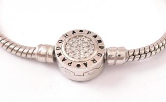 Ezüst(Ag) karkötő, 6 db charmmal, Pandora jelzéssel, h: 15 cm, bruttó: 25,68 g