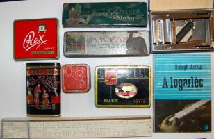 Érdekes vegyes bolhapiac tétel: Logarléc könyvvel, borotvapengeélező + 6 klf reklámos fémdoboz