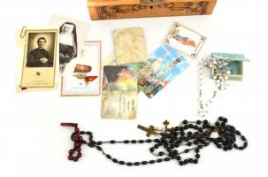 10 db vallási lap, rózsafüzérek faragott fa dobozban, 14x20x7 cm