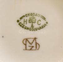 Cseh porcelán tejszínes kiöntő, kézzel festett, jelzett, kis kopásnyomokkal, m: 13,5 cm