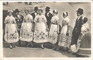 1940 Kalocsai népviselet. Magyar folklór / Volkstrachten von Kalocsa / Hungarian folklore, traditional costumes of Kalocsa (EB)