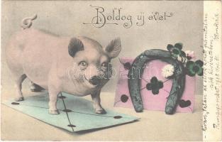 1905 Boldog Újévet! / New Year greeting card with pig, letters and horseshoe