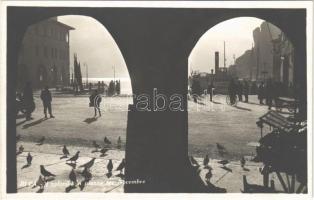 Riva del Garda, I colombi in piazza tre Novembre / pigeons, square, steamship, port, bicycle