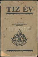 1932 Tíz év. 1921-1931. A 174. sz. Ganz-cserkészcsapat életéből. Bp., 1932., Bethlen-ny., a borító foltos, szakadt, a hátsó borító leszakadt. 61+1 p.