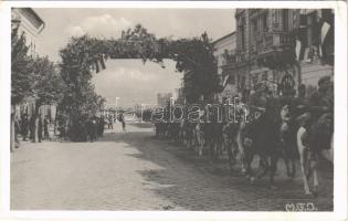 1940 Dés, Dej; bevonulás, magyar zászlók, díszkapu / entry of the Hungarian troops, Hungarian flags, decorated gate + 1940 Dés visszatért So. Stpl. (EK)