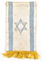 cca 1965 Izraeli asztali zászló, kétoldalas, selyem, hímzett, rojttal, foltokkal, 15x28 cm