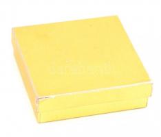 Kéz alakú alpakka karkötő, fehér kővel, dobozában, d: 6 cm