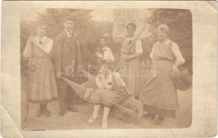 1918 Temesvár, Timisoara; kertészek talicskával / gardeners with wheelbarrow. photo (EB)